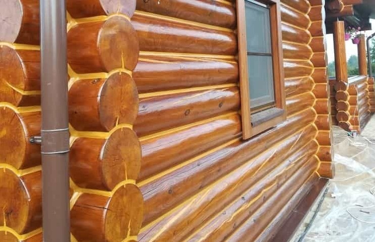 Покраска дома из целиндрованного бревна